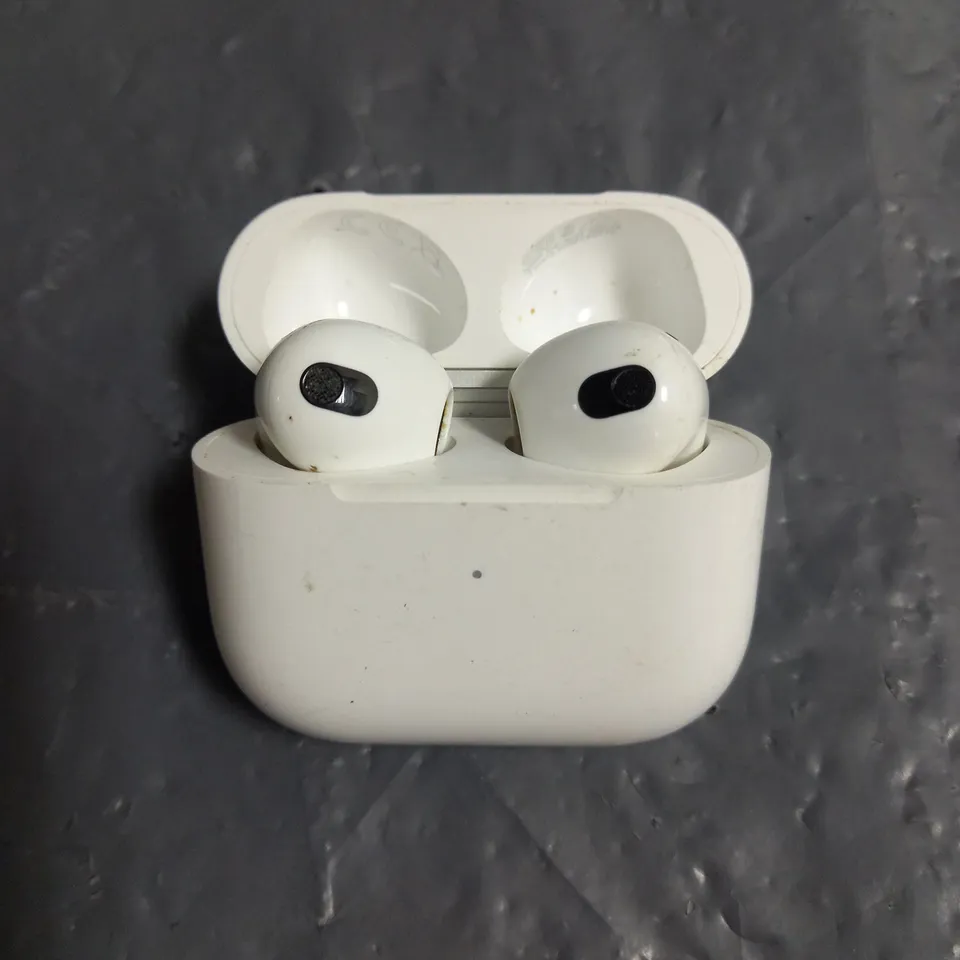 PAIR OF APPLE AIRPODS 3RD GEN IN WHITE