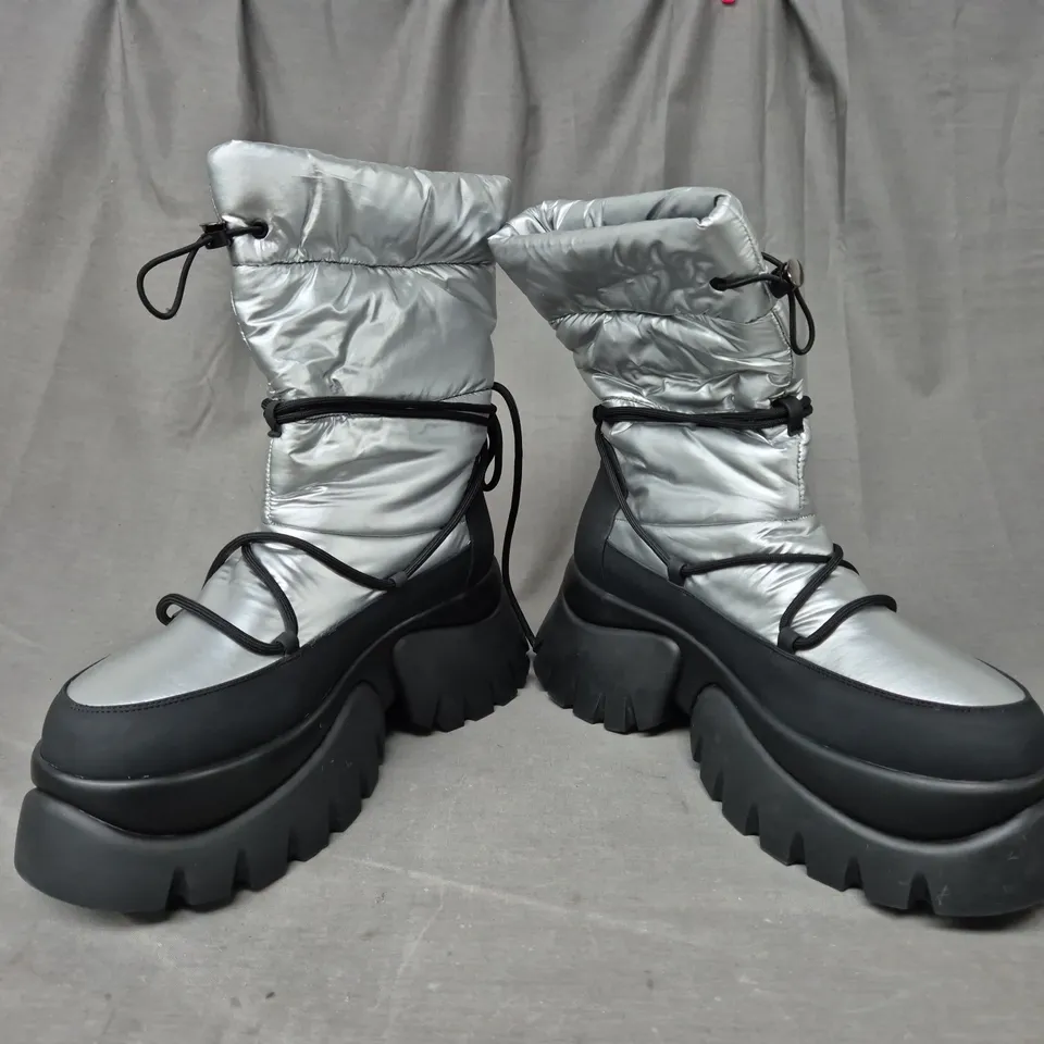 BOXED PAIR OF KOI A GLASS MIRAGE SNOW BOOTS IN STEEL UK SIZE 9