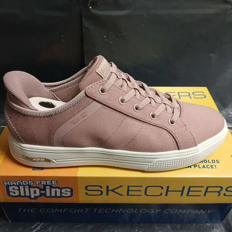 BOXED PAIR OF SKECHERS ARCH FIT WOMEN'S SNEAKERS – MAUVE, UK SIZE 6.5