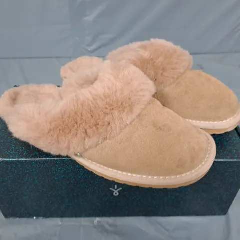 BOXED PAIR OF EMU AUSTRALIA NEST JOLIE SHEEPSKIN SLIPPERS IN BROWN - W8/M7