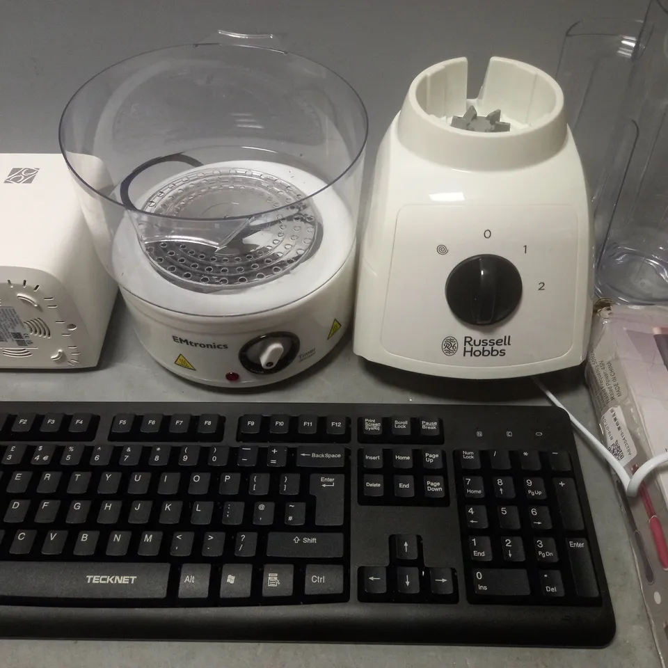 LOT OF 5 ASSORTED ITEMS TO INCLUDE RUSSELL HOBBS BLENDER BASE AND JUG AND TECKNET KEYBOARD