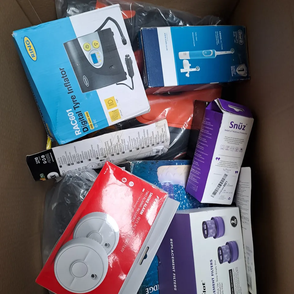 BOX OF APPROXIMATELY 15 ASSORTED ITEMS TO INCLUDE -DIGITAL TYRE INFLATOR, SMOKE ALARM, TOOTHBRUSH ETC