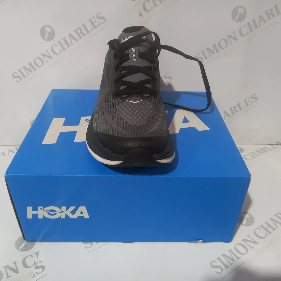 BOXED PAIR OF HOKA Y CLIFTON 9 YOUTH SHOES IN GREY UK SIZE 3.5
