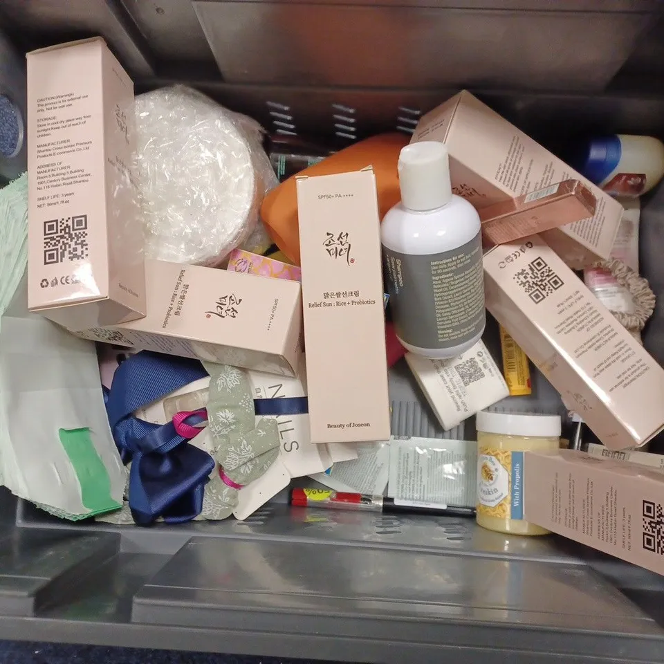 BOX OF APPROX 20 ASSORTED HEALTH AND BEAUTY ITEMS TO INCLUDE - COMPATH FACIAL SERUM - TLM FOUNDATION COLOUR CHANGING - WOW XTRA LARGE BOMBSHELL VOLUMIZER ECT