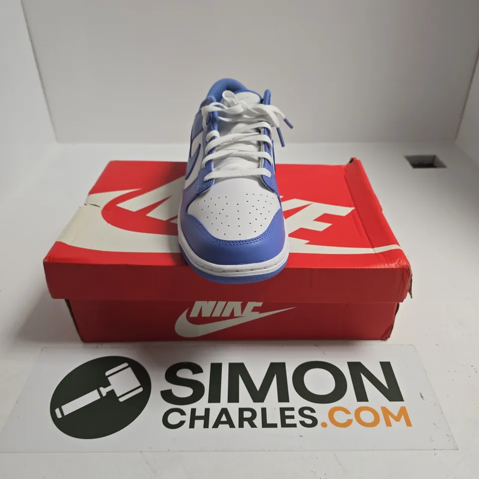 BOXED PAIR OF NIKE DUNK LOW RETRO SNEAKERS IN WHITE/BLUE - UK 10.5