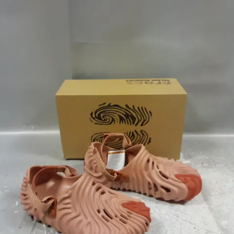 BOXED PAIR OF CROCS SALEHEBEMBURY THE POLLE CLOG PALE BRUSH M9/W11