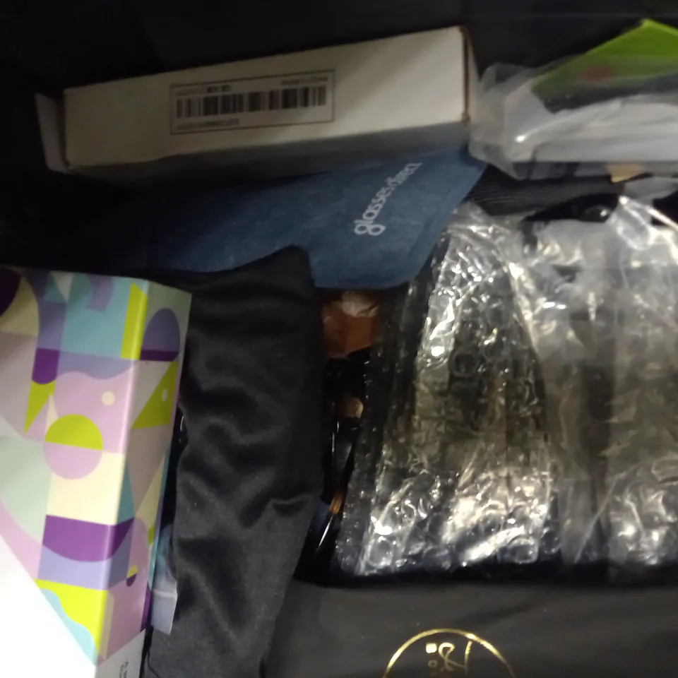 APPROXIMATELY 20 ASSORTED GLASSES AND EYEWEAR ITEMS IN VARIOUS STYLES, SIZES, AND COLOURS