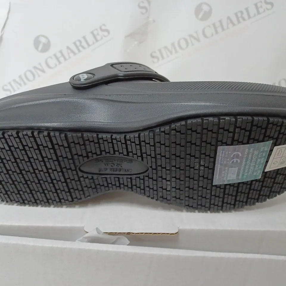 BOXED PAIR OF SKECHERS ARCHFIT CLOGS IN BLACK SIZE 6 AND A HALF