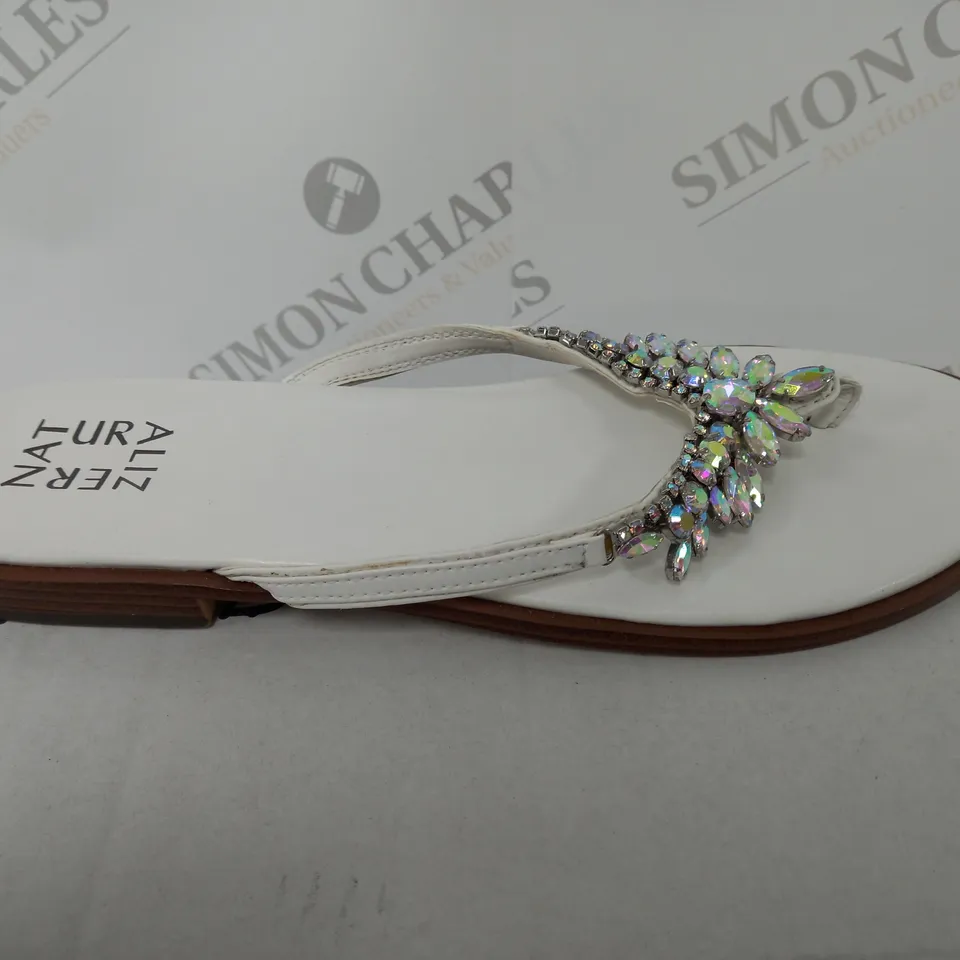 PAIR OF NATURALIZER WIDE FIT SANDALS WHITE SIZE 7