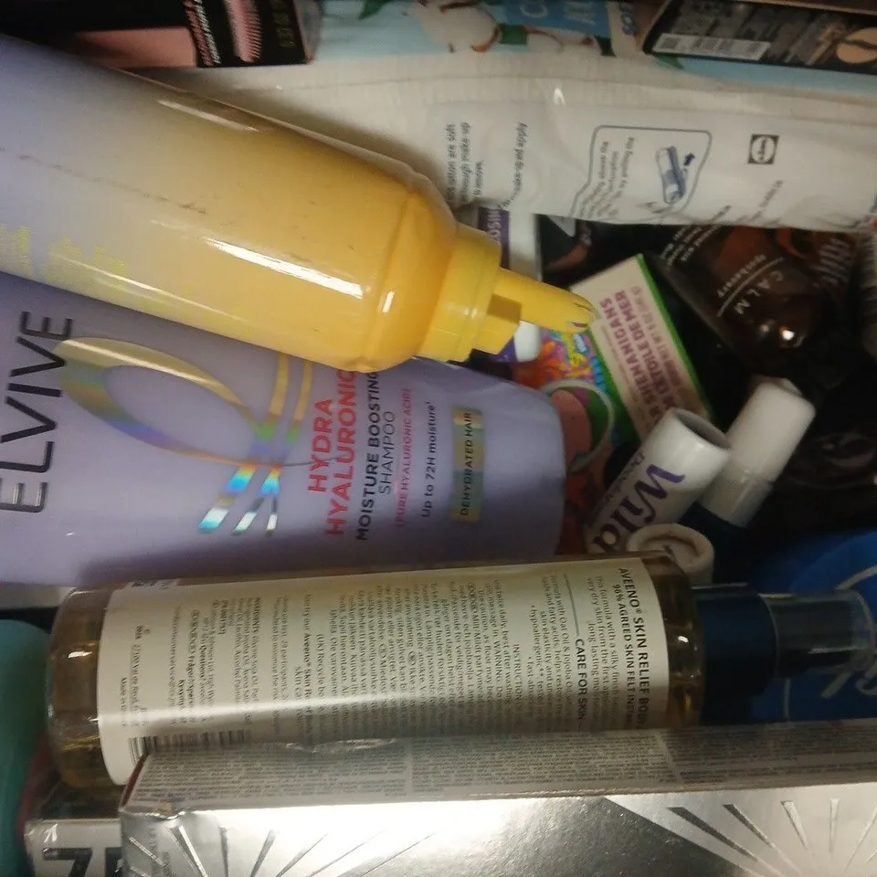 APPROXIMATELY 20 ASSORTED COSMETIC ITEMS TO INCLUDE BIOVÉNE, L'ORÉAL, ETC - COLLECTION ONLY