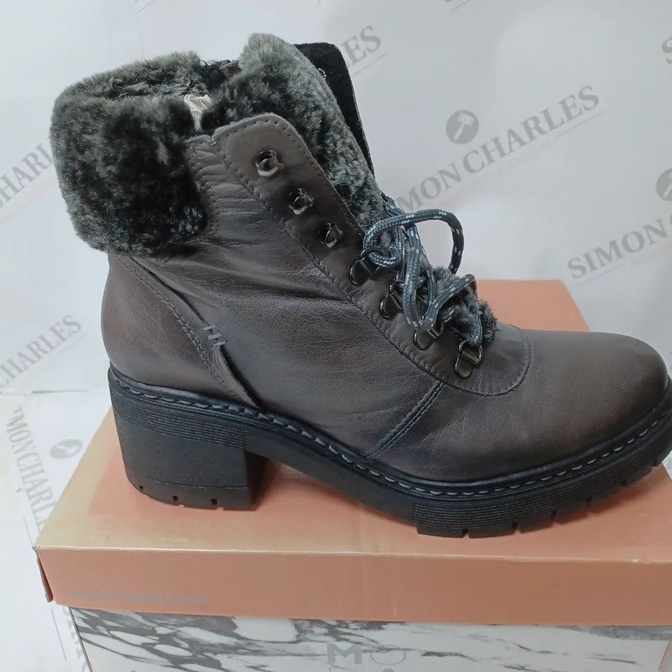 BOXED PAIR OF MODA IN PELLE CARLOTA HIKING BOOTS DARK GREY SIZE 8