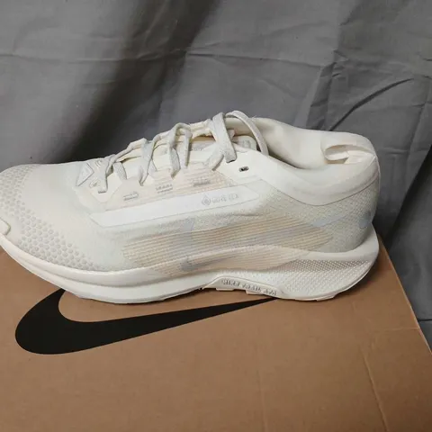 NIKE PEGASUS TRAIL 5 GTX RUNNING SHOES – WHITE SIZE 4.5