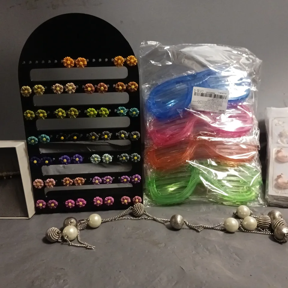 APPROXIMATELY 12 ASSORTED ITEMS TO INCLUDE - PLASTIC LED GLASSES , FLOWER EARRINGS , J & MOON BRACELET ETC