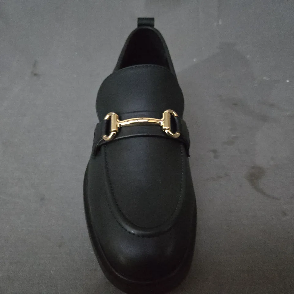 BOXED PAIR OF KURT GEIGER LOAFERS IN BLACK W. GOLD EFFECT DETAIL EU SIZE 40