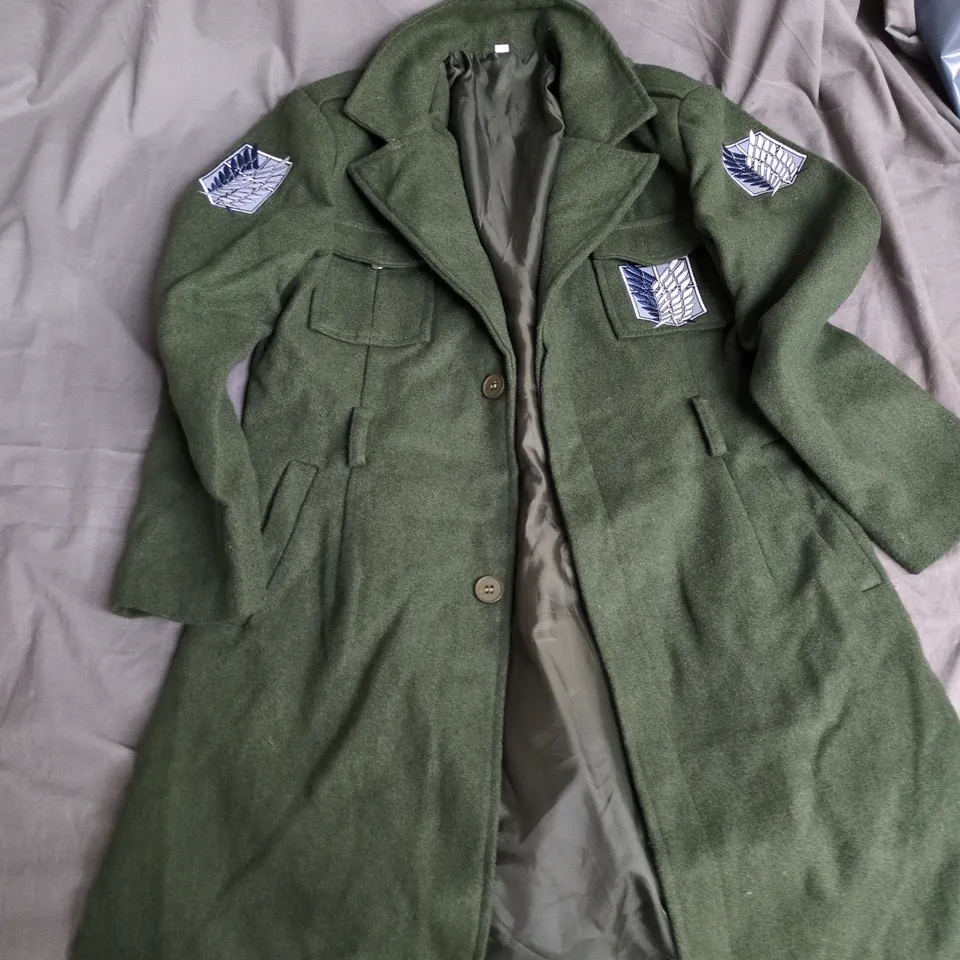 BOX OF APPROXIMATELY 15 ASSORTED CLOTHING ITEMS TO INCLUDE: GREEN BLAZER 