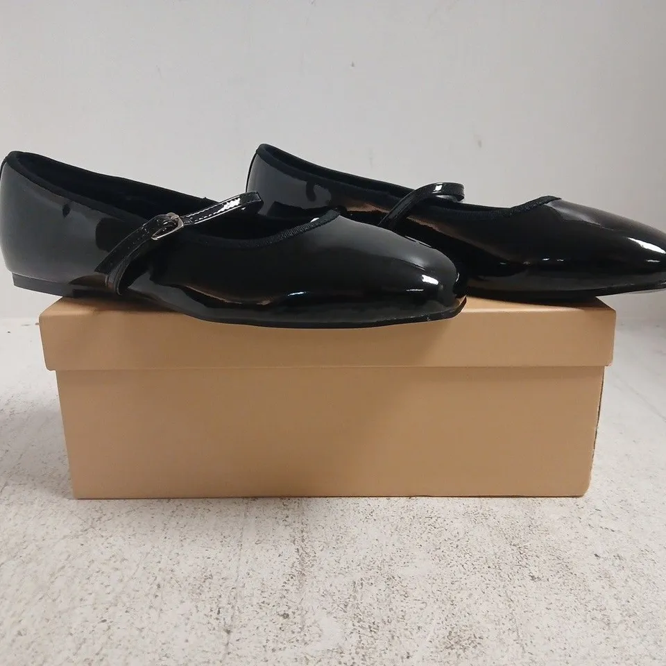 BOXED PAIR OF SIMMI LONDON SHOES IN GLOSSY BLACK SIZE UK 7