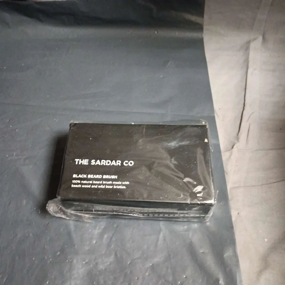 APPROXIMATELY 10 ASSORTED HEALTH AND BEAUTY ITEMS INCLUDING womens wiglet topper and beard brush 