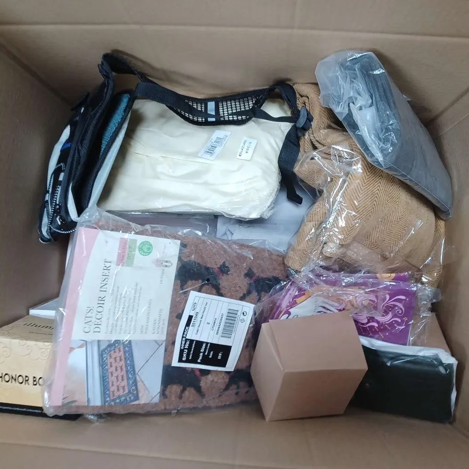 APPROXIMATELY 15 ASSORTED HOUSEHOLD ITEMS TO INCLUDE FLORAL REEF, ANTIBACTERIAL FOOD PRESERVATION BOX, RUBBER FRAME WELCOME MAT, ETC - COLLECTION ONLY