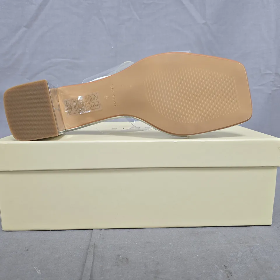 BOXED PAIR OF SIMMI LONDON EADIE LOW BLOCK HEEL OPEN TOE SANDALS IN SILVER SIZE UK 5