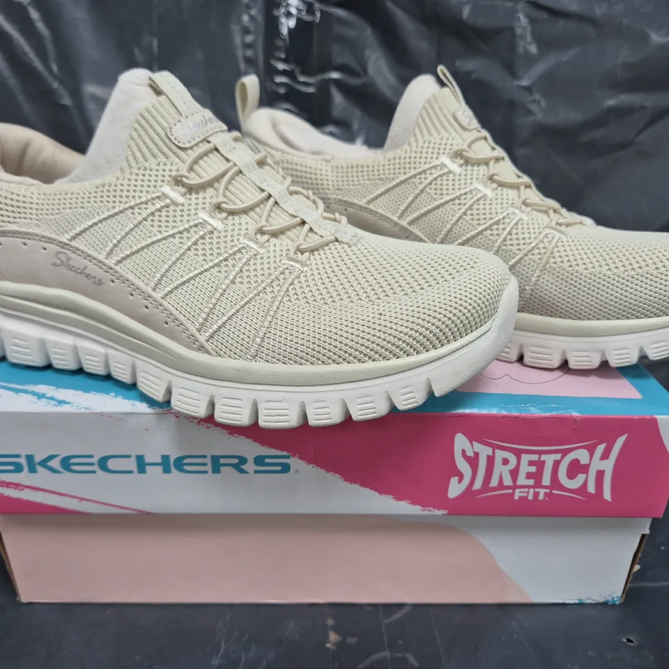 BOXED PAIR OF GRACEFUL SLIP-ON SHOES IN OFF WHITE SIZE 4