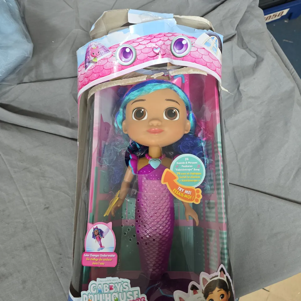 BOX OF APPROXIMATELY 7 ASSORTED ITEMS TO INCLUDE: CABBYS DOLLHOUSE DOLL AND RIVER ISLAND JUMPER