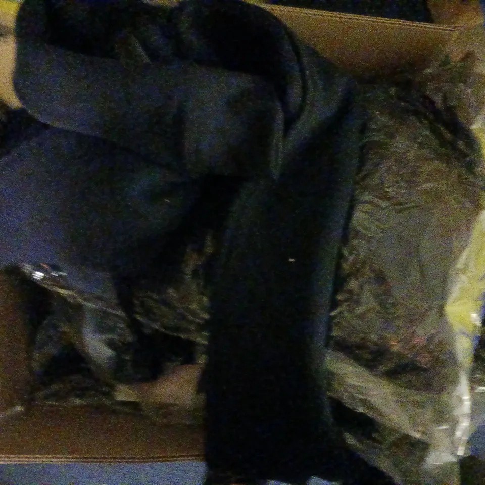 APPROXIMATELY 10 ASSORTED CLOTHING ITEMS TO INCLUDE HOODIES, PANTS, ETC