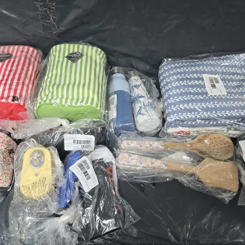 APPROXIMATELY 10 ASSORTED HOUSEHOLD GOODS TO INCLUDE - KITCHEN TOOLS, SET OF WATER BOTTLES, AND REVERSIBLE QUILT ETC. - COLLECTION ONLY 