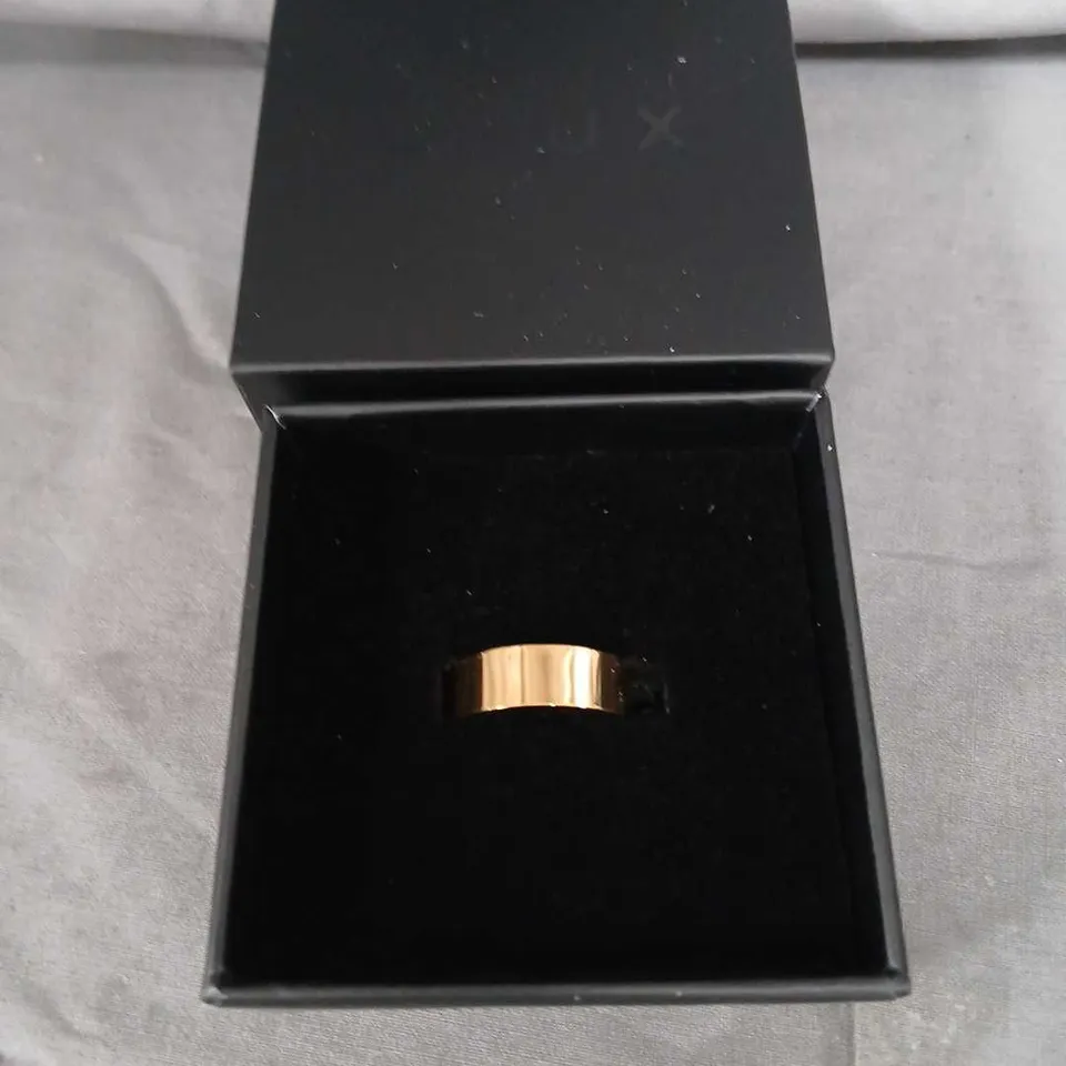 OLUX GOLD-TONE RING IN PRESENTATION BOX 