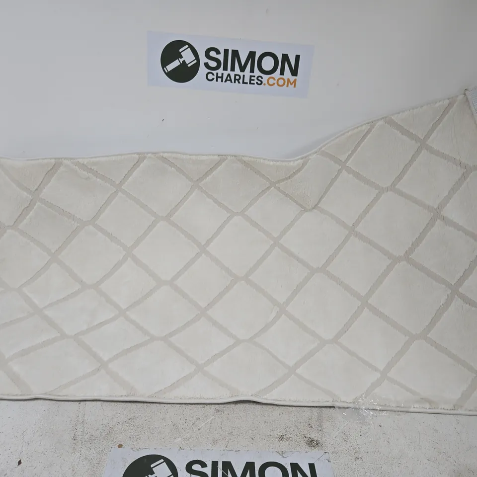 WHITE CRISS CROSS PATTERN RUG