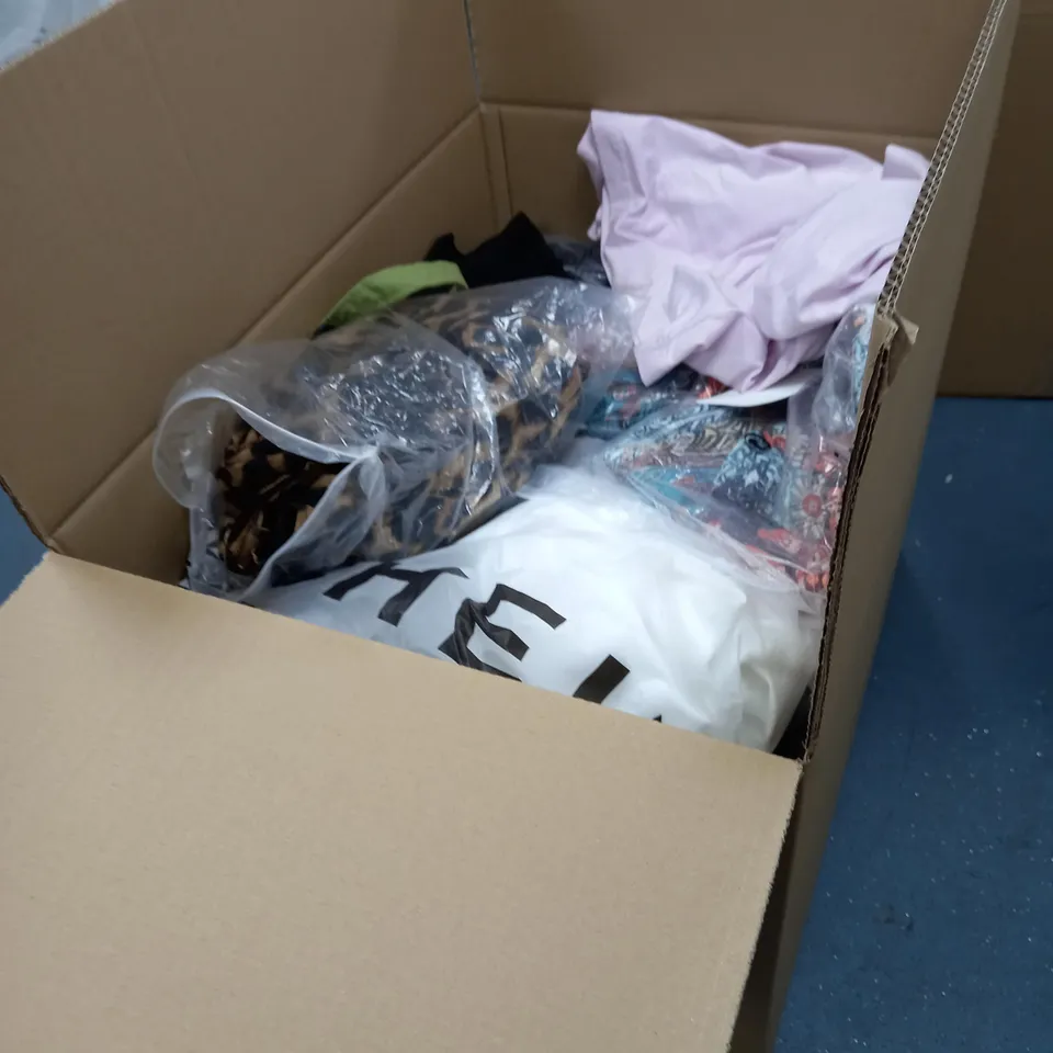 LOT OF CLOTHES APPROXIMATELY 40 ITEMS TO INCLUDE BLAZERS, T-SHIRTS, DRESS ETC