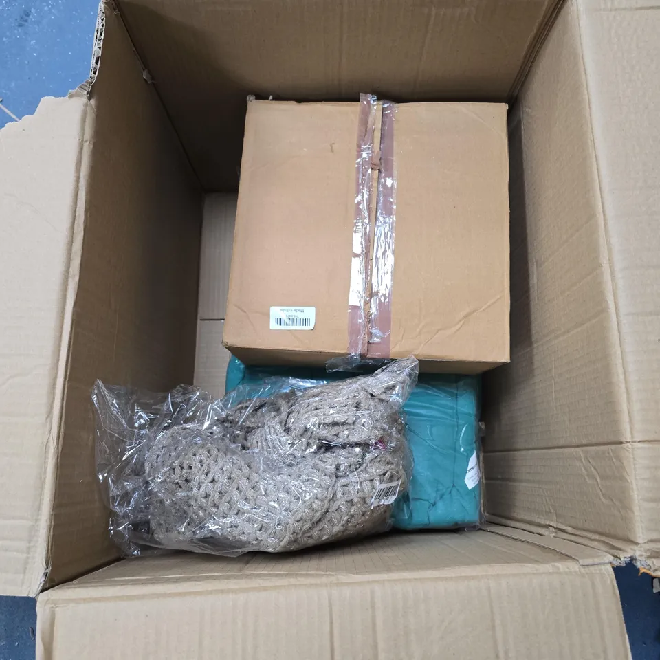 BOX OF APPROXIMATELY 8 ASSORTED ITEMS INCLUDING CHRISYMAS BAUBLE WREATH AND LED CANDLES 