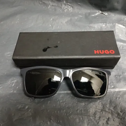 HUGO BOSS SUNGLASSES – BLACK FRAME