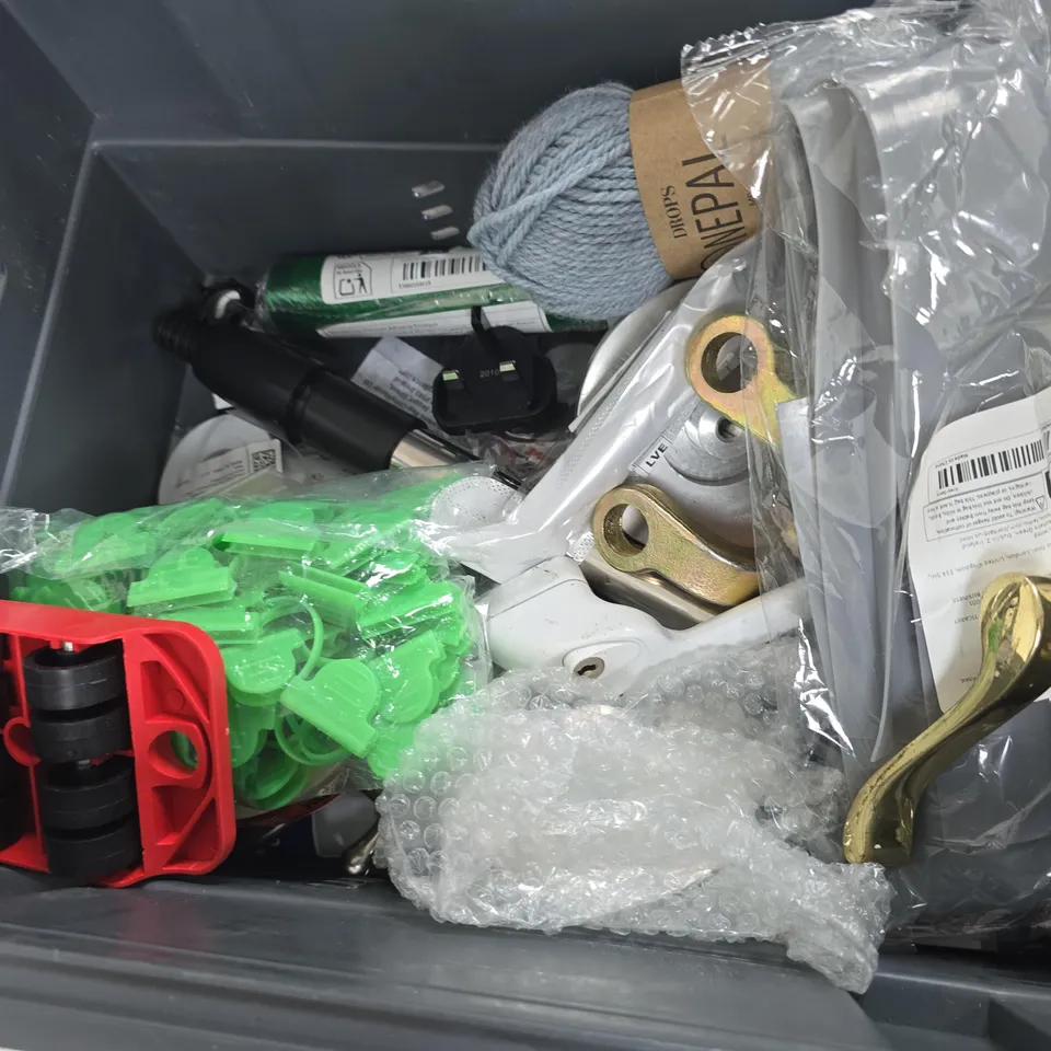 APPROXIMATELY 15 ASSORTED HOUSEHOLD ITEMS TO INCLUDE MKA TORCH, HANDLE, UNICORN CUTOUT, ETC