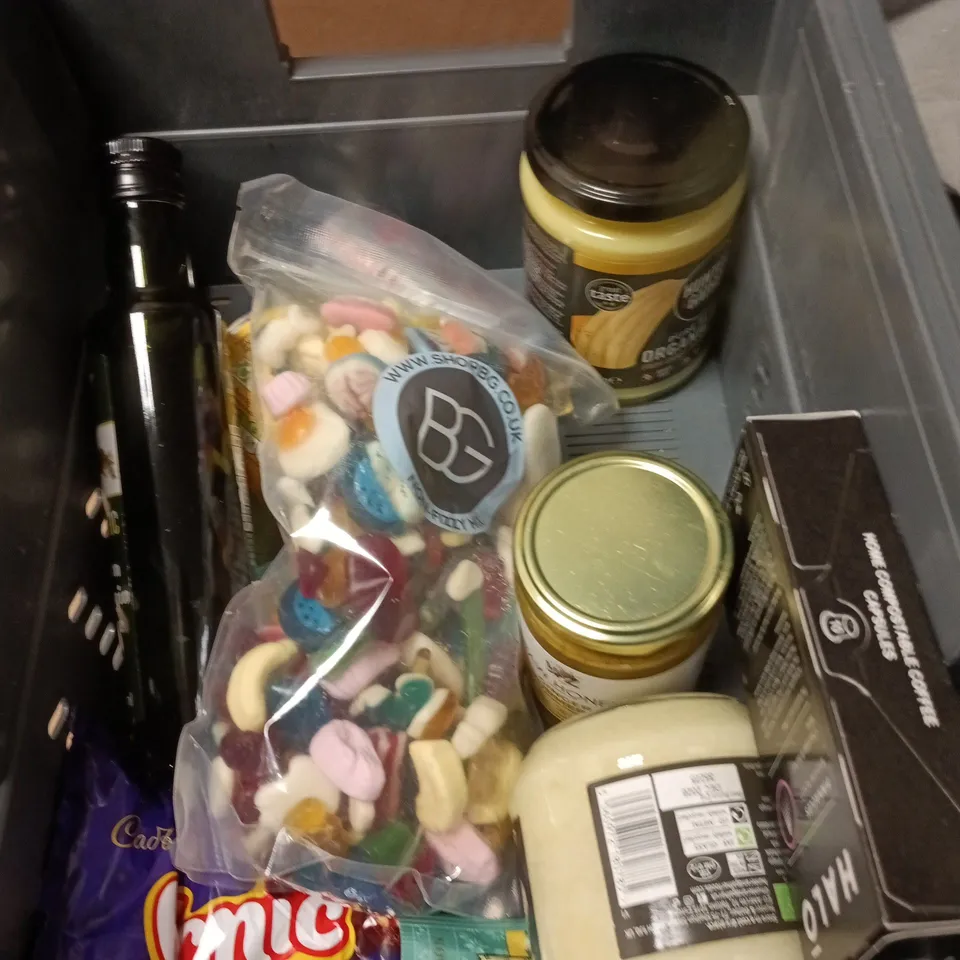 APPROXIMATELY 10  ASSORTED FOOD ITEMS INCLUDING SERRPHIC EXTRA VIRGIN OLIVE OIL AND NON FIZZY SWEET MIX 