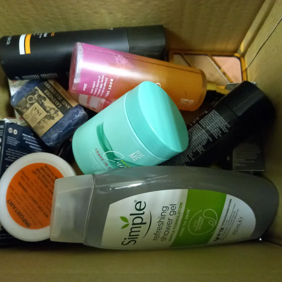 BOX OF APPROXIMATELY 20 ASSORTED COSMETIC ITEMS TO INCLUDE SIMPLE SHOWER GEL, NO7 BODY WASH, CARAMEL VACEY BODY SPRAY ETC