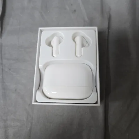 T18 TRUE WIRELESS STEREO EARBUDS WITH CHARGING CASE – WHITE