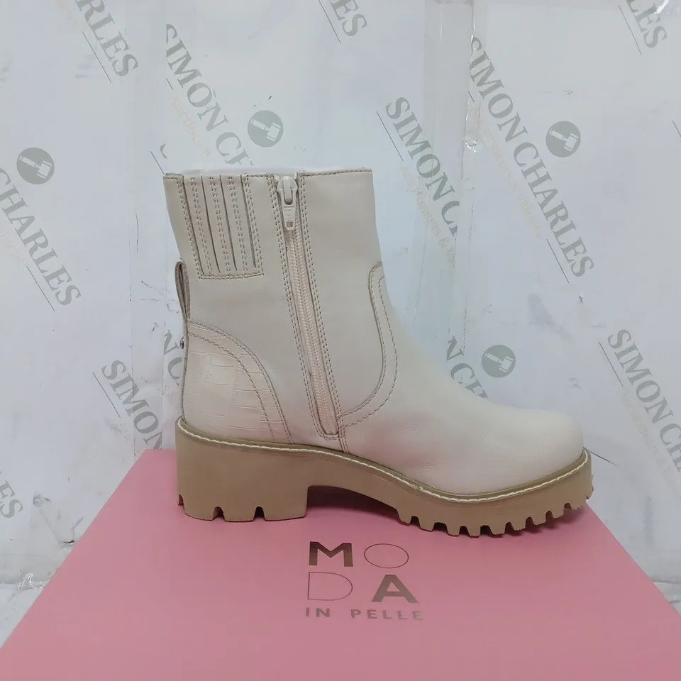 BOXED PAIR OF MODA IN PELLE ZIPSTER LEATHER BOOTS IN OFF WHITE SIZE 4