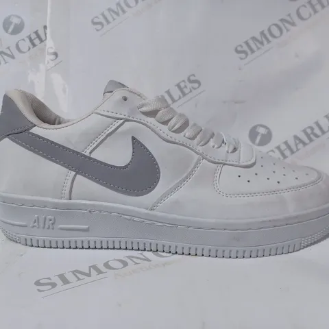 PAIR OF NIKE AIR FORCE 1 TRAINERS IN WHITE/GREY UK SIZE 6.5