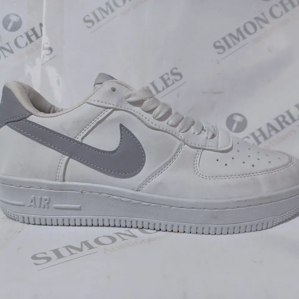 PAIR OF NIKE AIR FORCE 1 TRAINERS IN WHITE/GREY UK SIZE 6.5