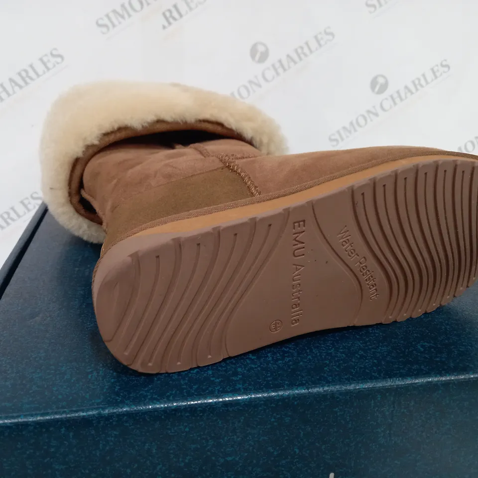 EMU ORIGINALS COLLECTION TAN STINGER HI WATER RESISTANT BOOT - SIZE 7