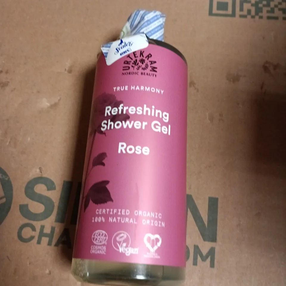APPROXIMATELY 20 ASSORTED COSMETIC ITEMS INCLUDING ROSE REFRESHING SHOWER GEL , VITAMIN SERUM AND CERA VE MOISTURISING LOTION 