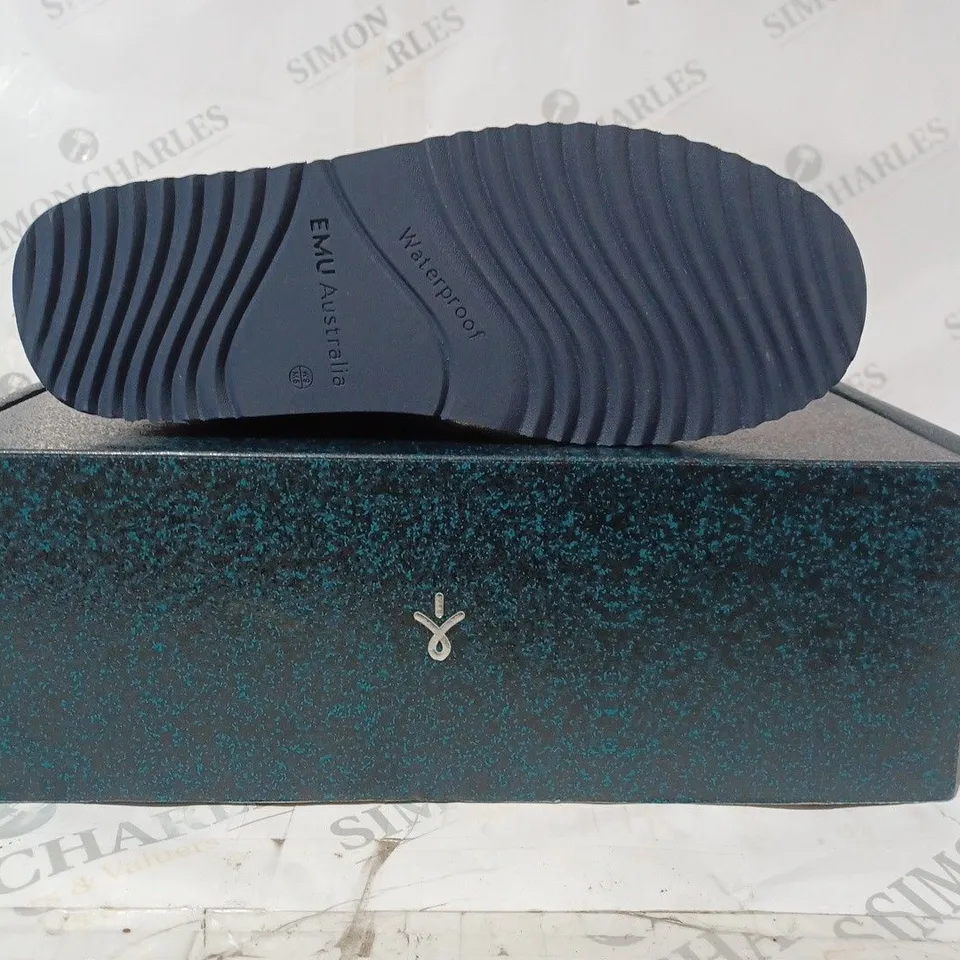 BOXED PAIR OF EMU AUSTRALIA "GRAVELLY" LEATHER BOOTS - UK SIZE 7, MIDNIGHT