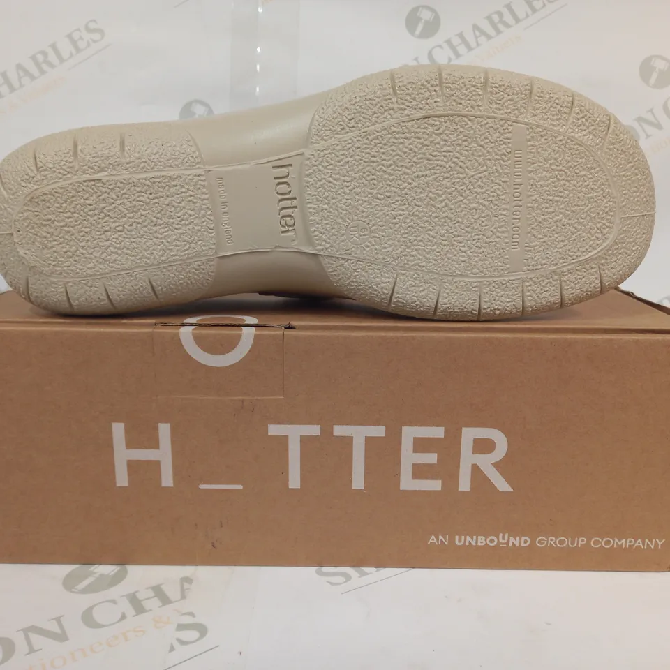BOXED PAIR OF HOTTER QUAKE II EXTRA WIDE SHOES IN BEIGE UK SIZE 6.5