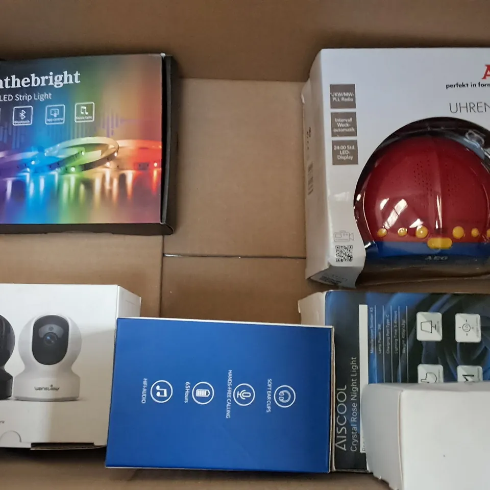 LOT OF APPROXIMATELY 20 ASSORTED ITEMS TO INCLUDE FULL MOTION TV WALL MOUNT, USB-C HUBS AND LED STRING LIGHTS