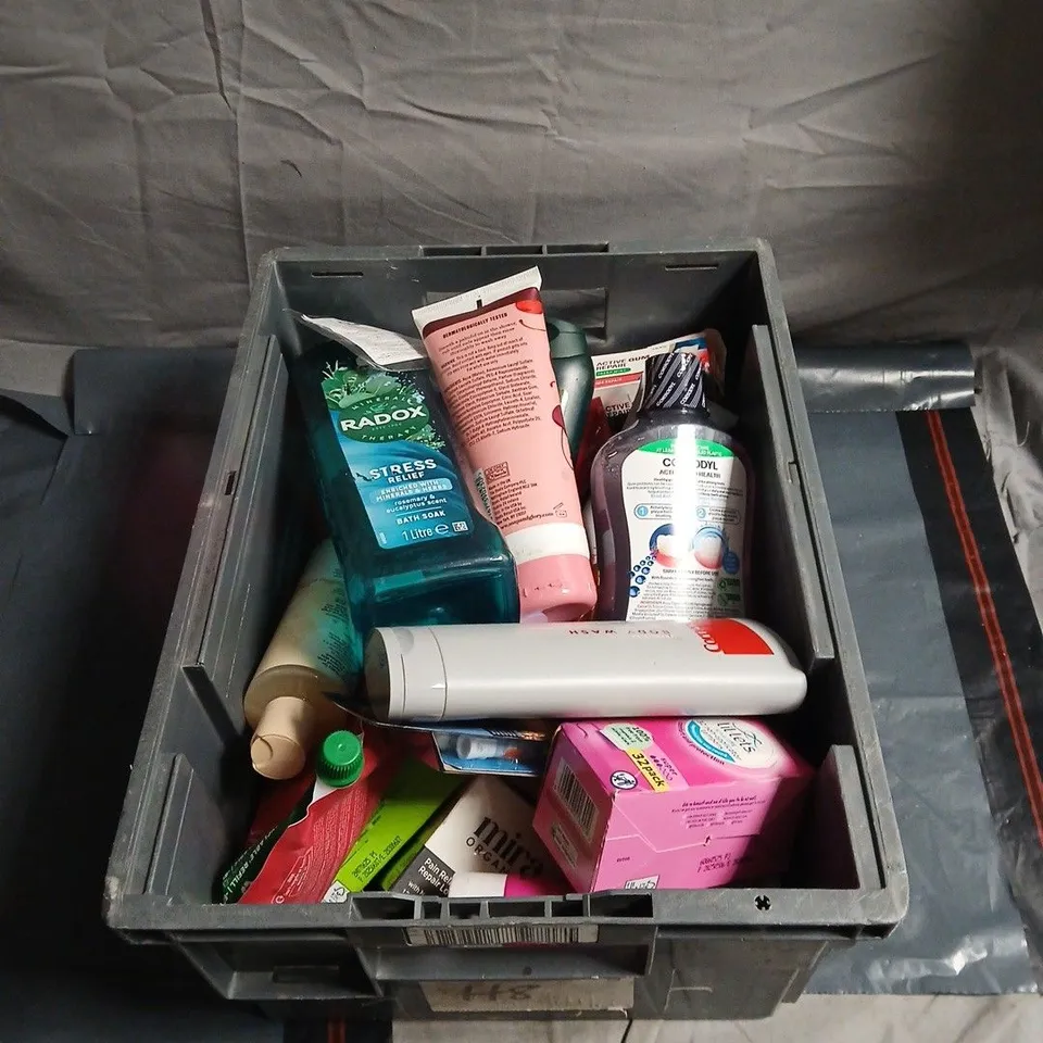 APPROXIMATELY 20 ASSORTED COSMETIC ITEMS TO INCLUDE RADOX, CORSODYL, BADEDAS, SOAP AND GLORY, BODY WASH ETC
