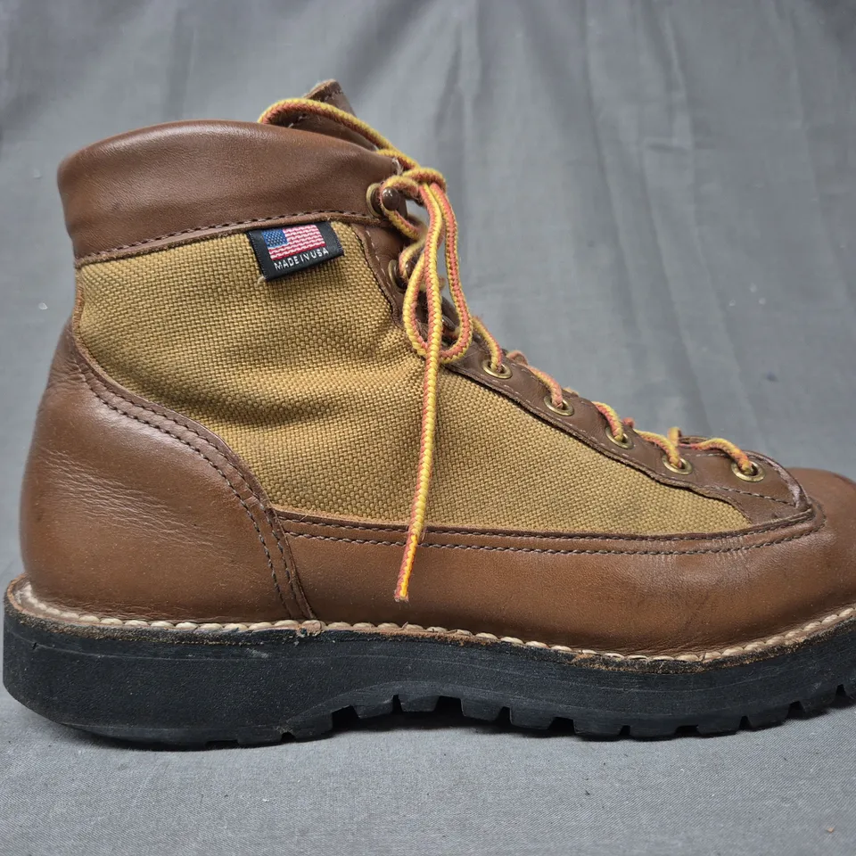 BOXED PAIR OF DANNER ANKLE BOOTS IN BROWN/TAN UK SIZE 6.5