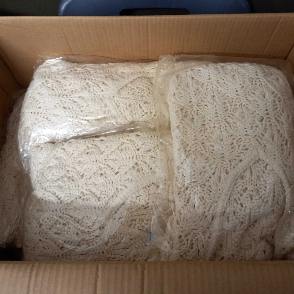LOT OF APPROXIMATELY 15 CROCHET PULL V-NECK JUMPERS IN ECRU - SIZE UNSPECIFIED