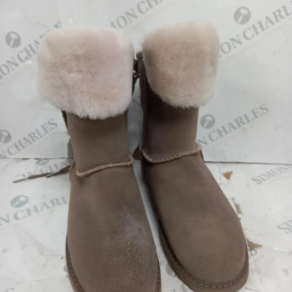 BOXED EMU AUSTRALIA BIRDWOOD WATERPROOF BOOTS, MUSHROOM - SIZE 5