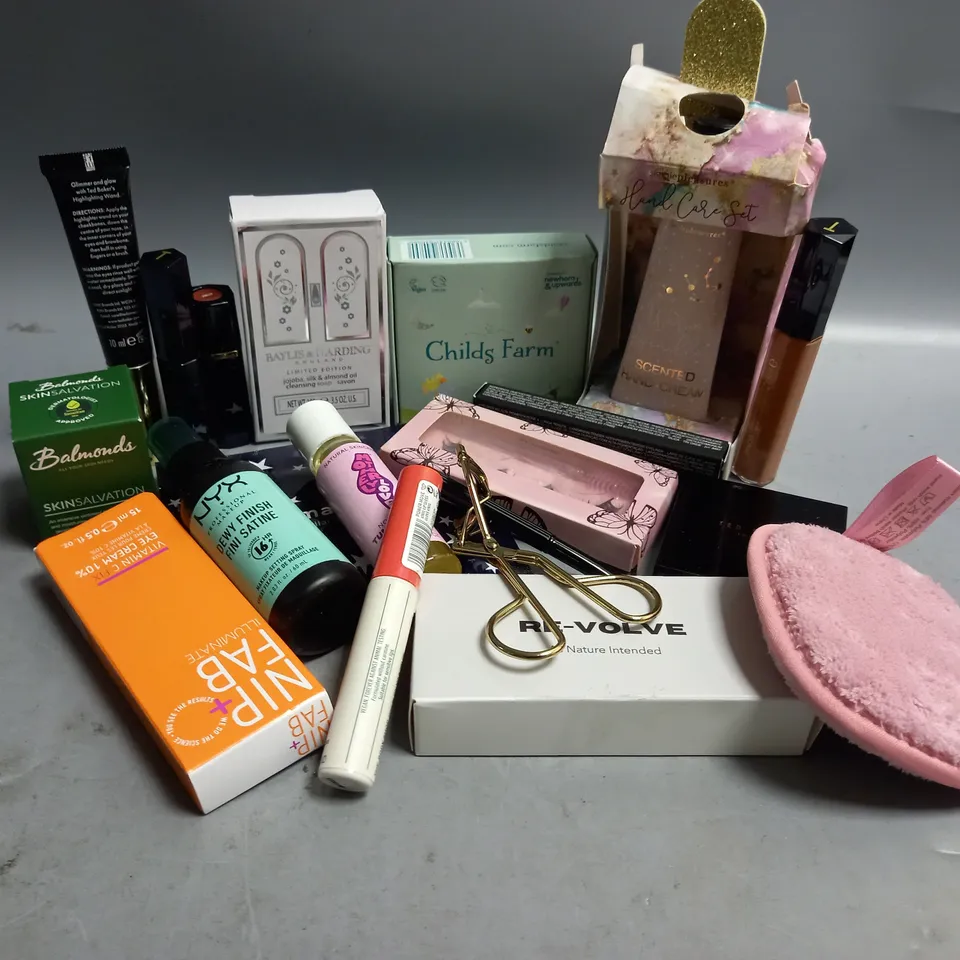 APPROXIMATELY 20 ASSORTED HEALTH AND BEAUTY PRODUCTS TO INCLUDE SIMPLE PLEASURES HAND CARE SET, TED BAKER EYESHADOW QUAD, BAYLIS & HARDING LIMITED EDITION JOJOBA, SILK & ALMOND OIL CLEANSING SOAP