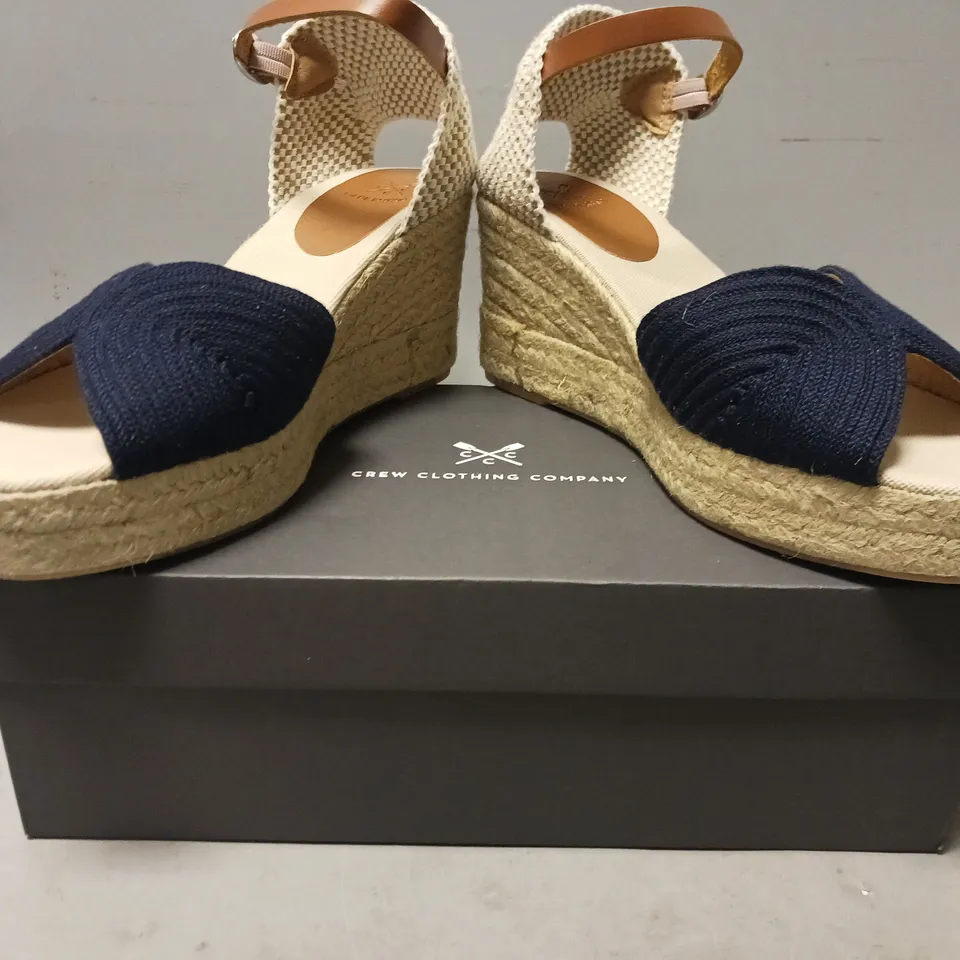 BOXED PAIR OF CREW CLOTHING COMPANY WILLOW OPEN TOE WEDGES IN NAVY EU SIZE 39